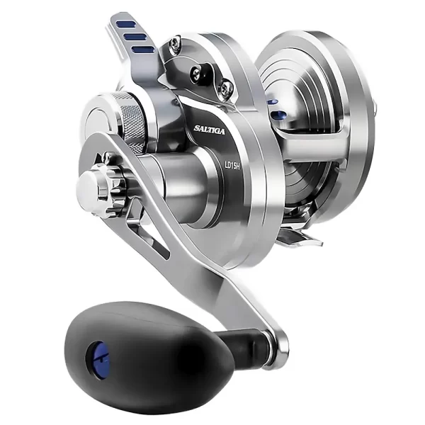 SAGLD60H CARRETE CONVENCIONAL PARA PESCA SALTIGA LEVER DRAG COLOR PLATA DAIWA